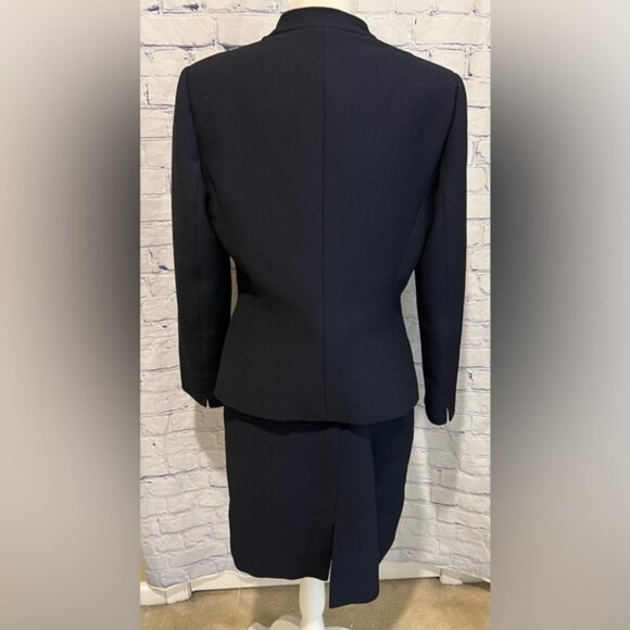 Tahari Arthur S. Levine Women's 2-Piece Navy 1 Button Skirt Suit Size 10 Petite - Picture 5 of 10